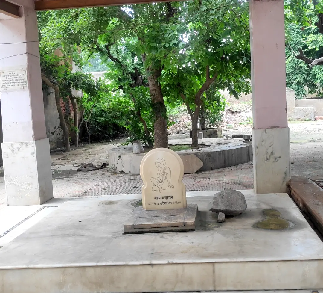 सूरदासजी समाधि चंद्र सरोवर , सूरदासजी नित्य लीला द्वार , गिरीराजजी के अष्ट द्वार 